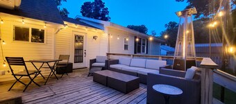 Cozy Family Getaway Steps from Little Paw Paw Lake