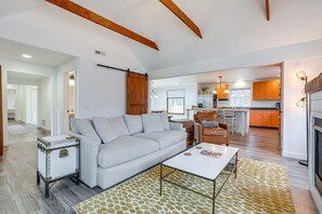 Älytelevisio, takka, pöytäjalkapallopöytä, kirjoja