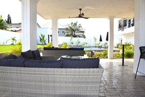 2 bars/lounges, poolside bar - River Hills Hotel & Suites (Mile 11)
