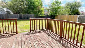Terrace/patio - Charming 3-bedroom house in Grand Prairie with WiFi and AC (Grand Prairie)