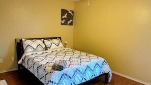 3 bedrooms, iron/ironing board, WiFi, bed sheets - Charming 3-bedroom house in Grand Prairie with WiFi and AC (Grand Prairie)