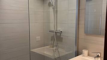 Douche, sĂšche-cheveux