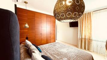 4 bedrooms, iron/ironing board, WiFi, bed sheets