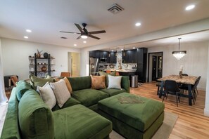 Smart TV - 4BR Retreat w/ Jacuzzi, BBQ & Near Vegas Strip (Las Vegas)