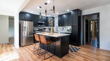 Een koelkast, een microgolfoven, een kookplaat, een vaatwasser