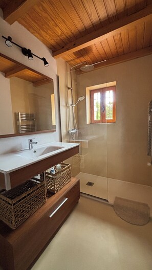 Dusche, Haartrockner, Handtücher, Toilettenpapier