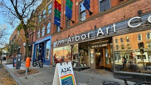 Fachada de tienda con un cartel que dice 'Ann Arbor Art'.