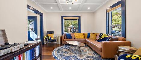 Een smart-tv en een stereo