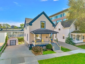 Exterior - The Little Big House: 6-Bed Home in Downtown A2 (Ann Arbor)