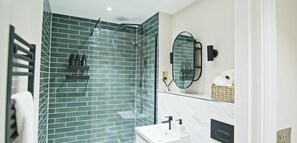 Douche, séchoir à cheveux, serviettes fournies, savon