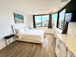 1 bedroom, desk, iron/ironing board, free WiFi - Beautiful OCEAN & CANAL View - Renovated - Waikiki Studio (Honolulu)