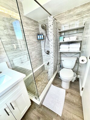 Shower, hair dryer, towels, soap - Beautiful OCEAN & CANAL View - Renovated - Waikiki Studio (Honolulu)