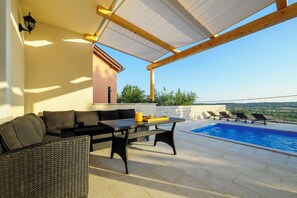 Outdoor dining - A Dreamy View Near Krka National Park (Piramatovci)