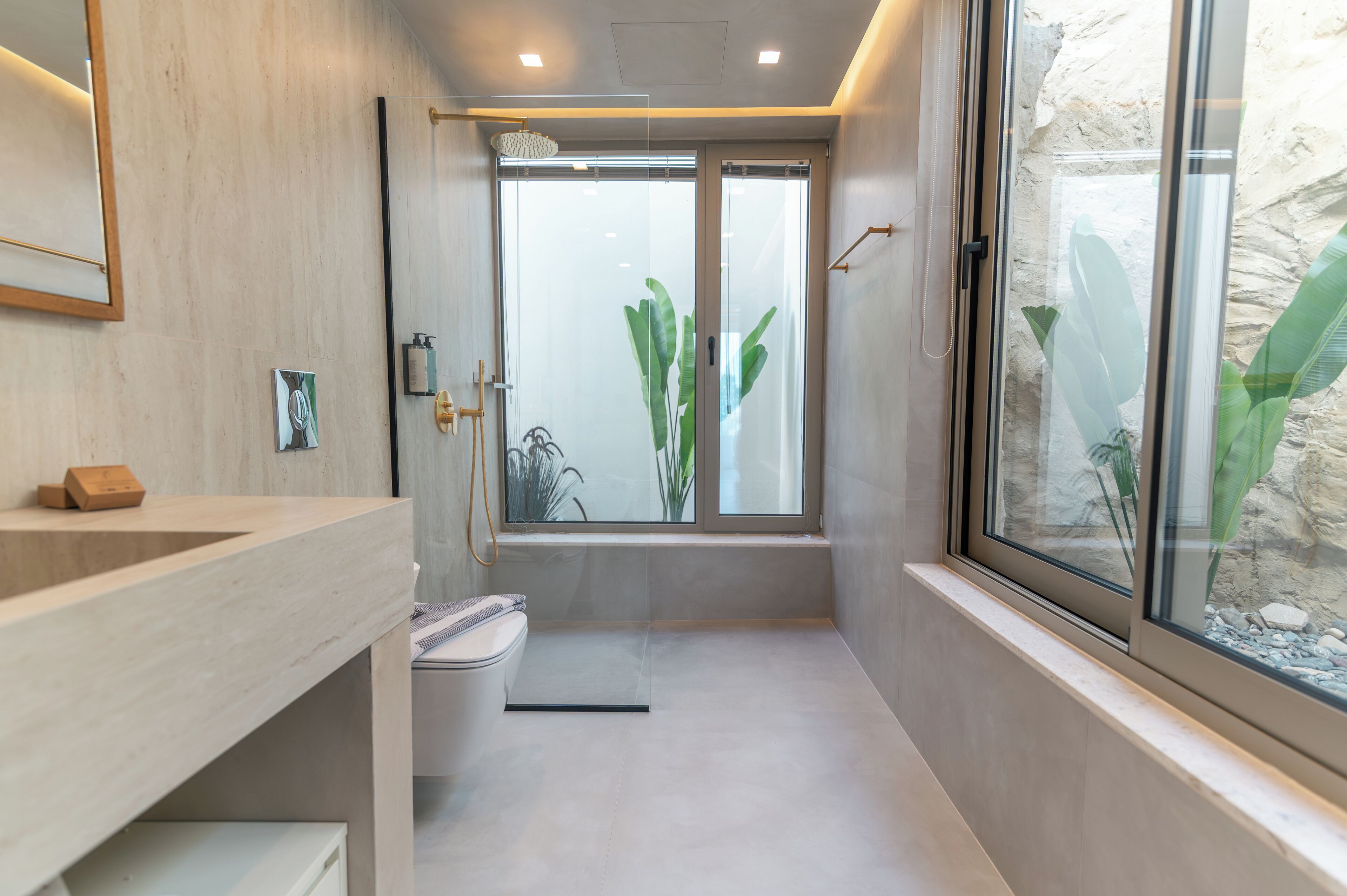 Ducha, artículos de higiene personal gratuitos y secador de pelo