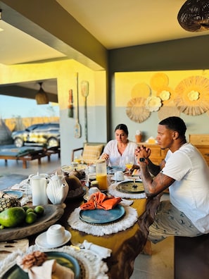 Habitación cuádruple de lujo, vistas al mar | Cocina privada | Frigorífico, hervidor eléctrico y trona infantil