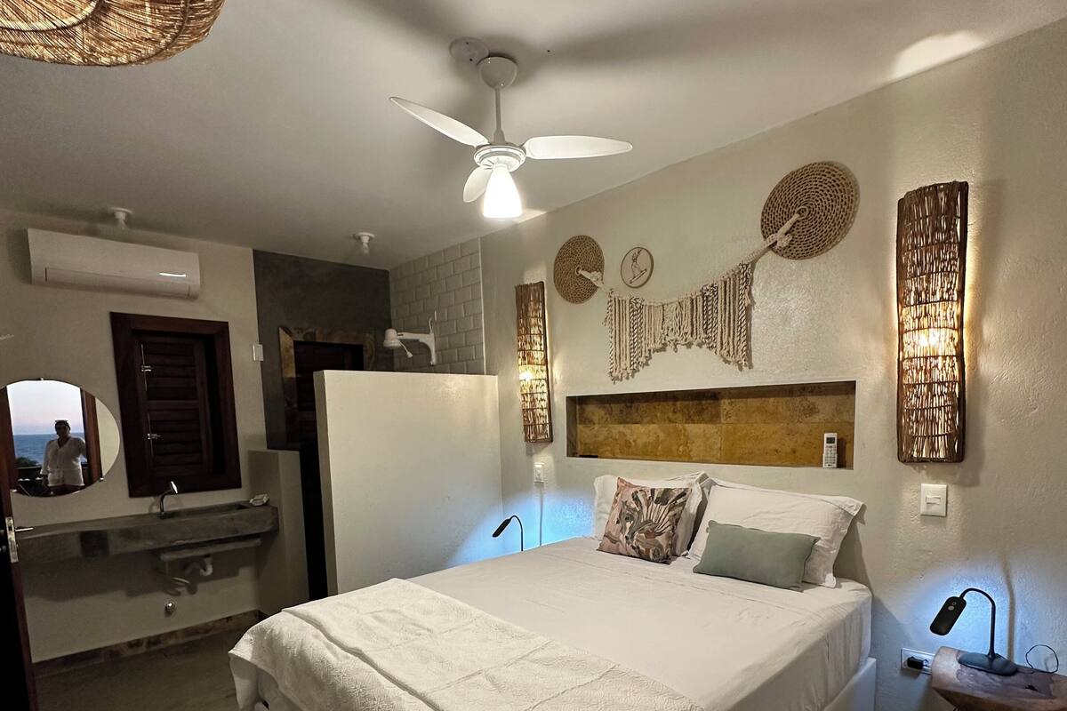 Kamar Triple Deluks, pemandangan laut | Brankas, setrika/meja setrika, Wi-Fi gratis, dan seprai linen