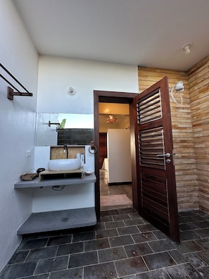 Habitación triple Deluxe, vistas al mar | Sábanas de algodón egipcio y ropa de cama de alta calidad