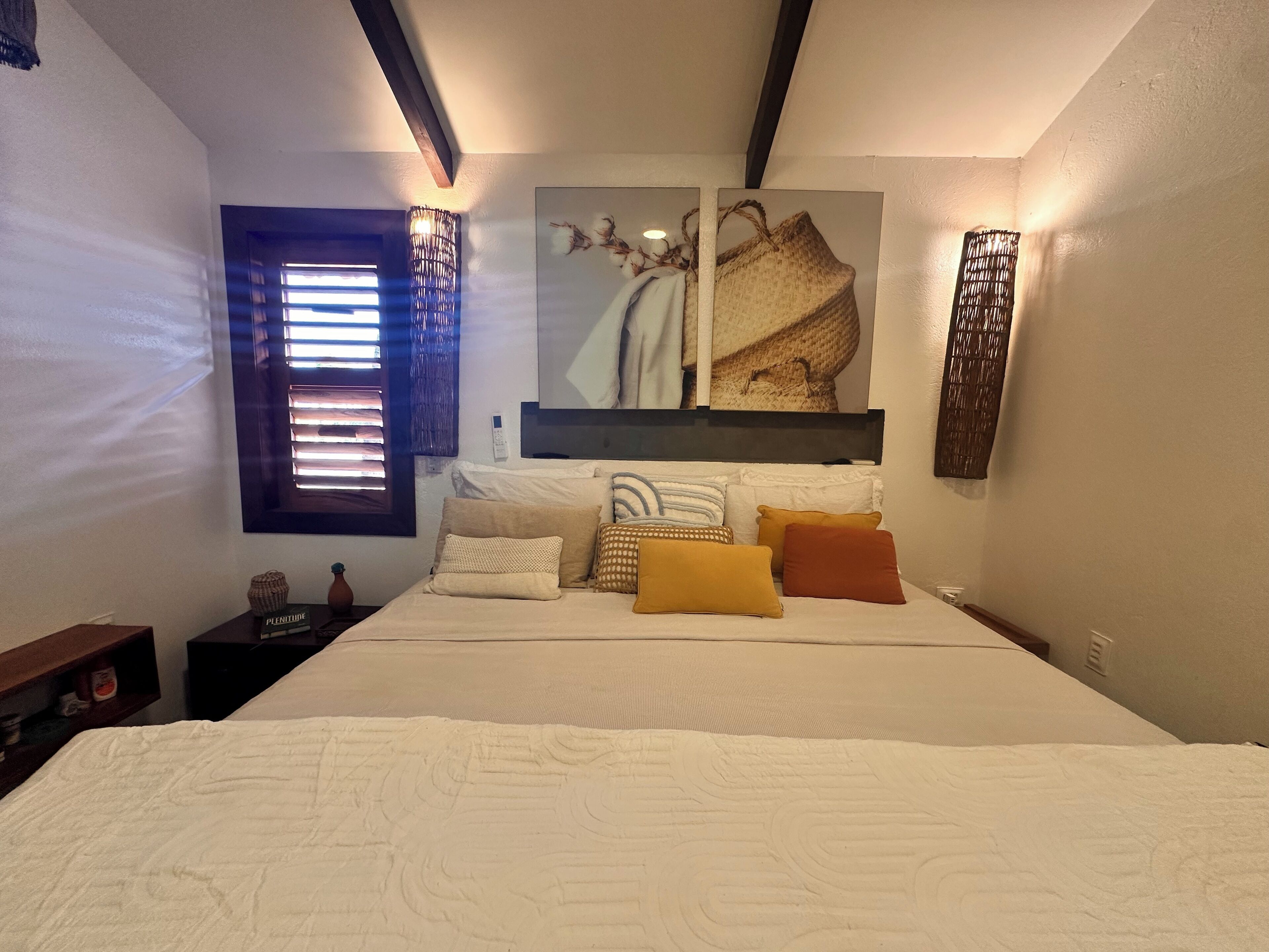 Luxury-Vierbettzimmer, Meerblick | Badezimmer | Badewanne und Dusche (separat), Handtücher, Seife, Shampoo