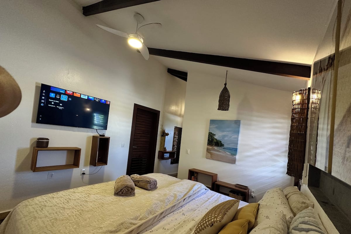 Habitació triple Deluxe, vistes al mar | Llençols de cotó egipci i roba de llit d'alta qualitat