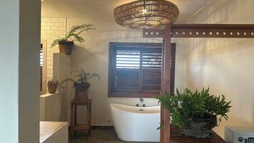 Quarto quádruplo superluxo, vista para o mar | Banheiro | Banheira e chuveiro separados, toalhas de banho, sabonete, shampoo