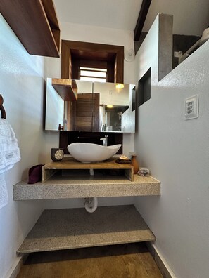 Habitació triple Deluxe, vistes al mar | Llençols de cotó egipci i roba de llit d'alta qualitat