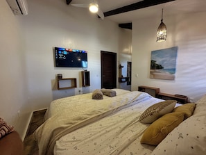 Habitació triple Deluxe, vistes al mar | Llençols de cotó egipci i roba de llit d'alta qualitat
