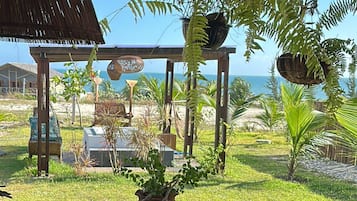 Chambre Triple Deluxe, vue mer | Coin séjour | TV connectée de 55 pouces avec chaßnes par satellite, jouets