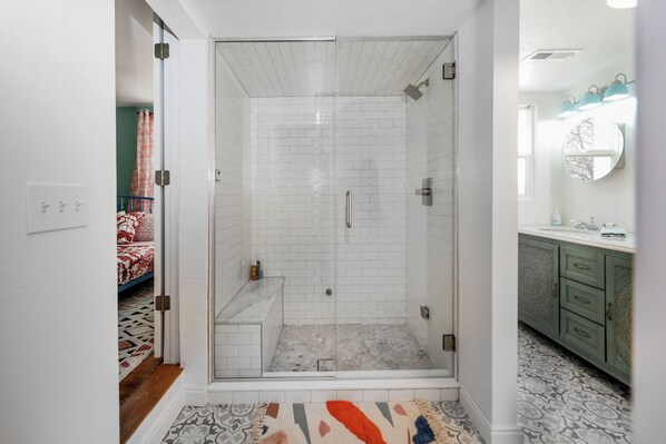 Regadera, bidet, toallas 