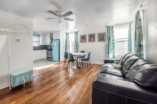 Dog-friendly cottage w Two-car garage