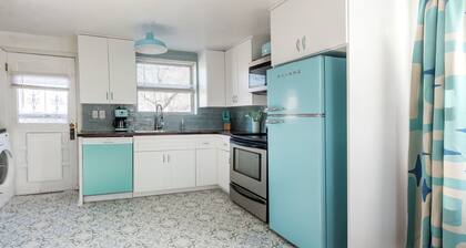 Dog-friendly cottage w Two-car garage