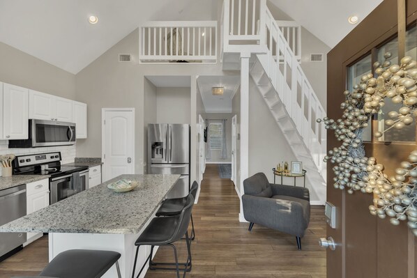 冷蔵庫、電子レンジ、オーブン、コンロ