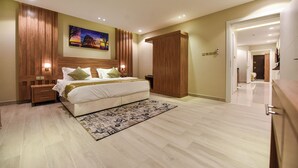 Une chambre à coucher moderne avec un grand lit, un lambris en bois, un tableau et un dressing.