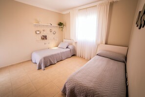 4 bedrooms, iron/ironing board, WiFi, bed sheets