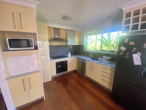 Kühlschrank, Ofen, Herdplatte, Geschirrspüler