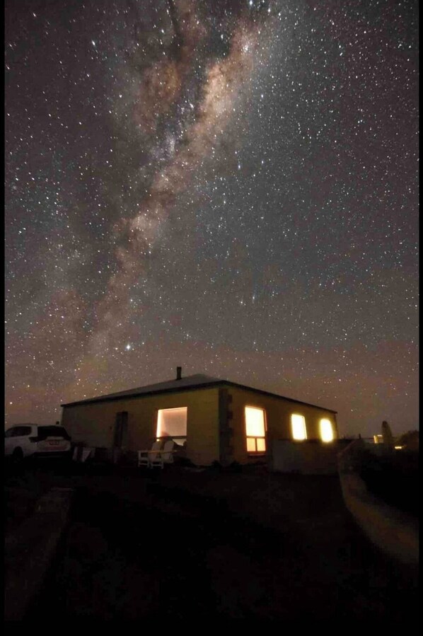 A house with a clear view of the Milky Way. - Off the grid accommodation in a Beautiful slice of Paradise
(Wye)