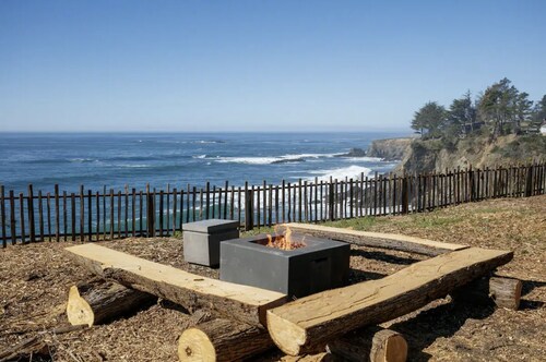 Spectacular Oceanfront, massive fenced yard, with Spa Mendocino Coast in Gualala