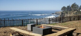 Spectacular Oceanfront, massive fenced yard, with Spa Mendocino Coast in Gualala