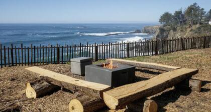 Spectacular Oceanfront, massive fenced yard, with Spa Mendocino Coast in Gualala
