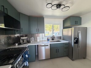 Køleskab, mikrobølgeovn, ovn, kogeplade