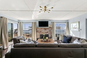 Smart-TV, Kamin, Tischfußball, Tischtennisplatte