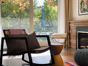 Smart-TV, Kamin, Bücher