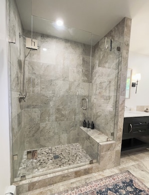 Dusche, Haartrockner, Bidet, Handtücher