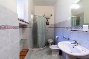 Regadera, secadora de cabello, bidet, toallas 