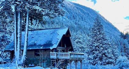 Douglas Fir Retreat | Mtn Views + Expansive Deck