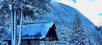 Douglas Fir Retreat | Mtn Views + Expansive Deck