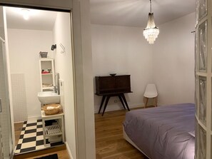 4 makuuhuonetta, silitysrauta/-lauta, vauvan matkasänky, Wi-Fi
