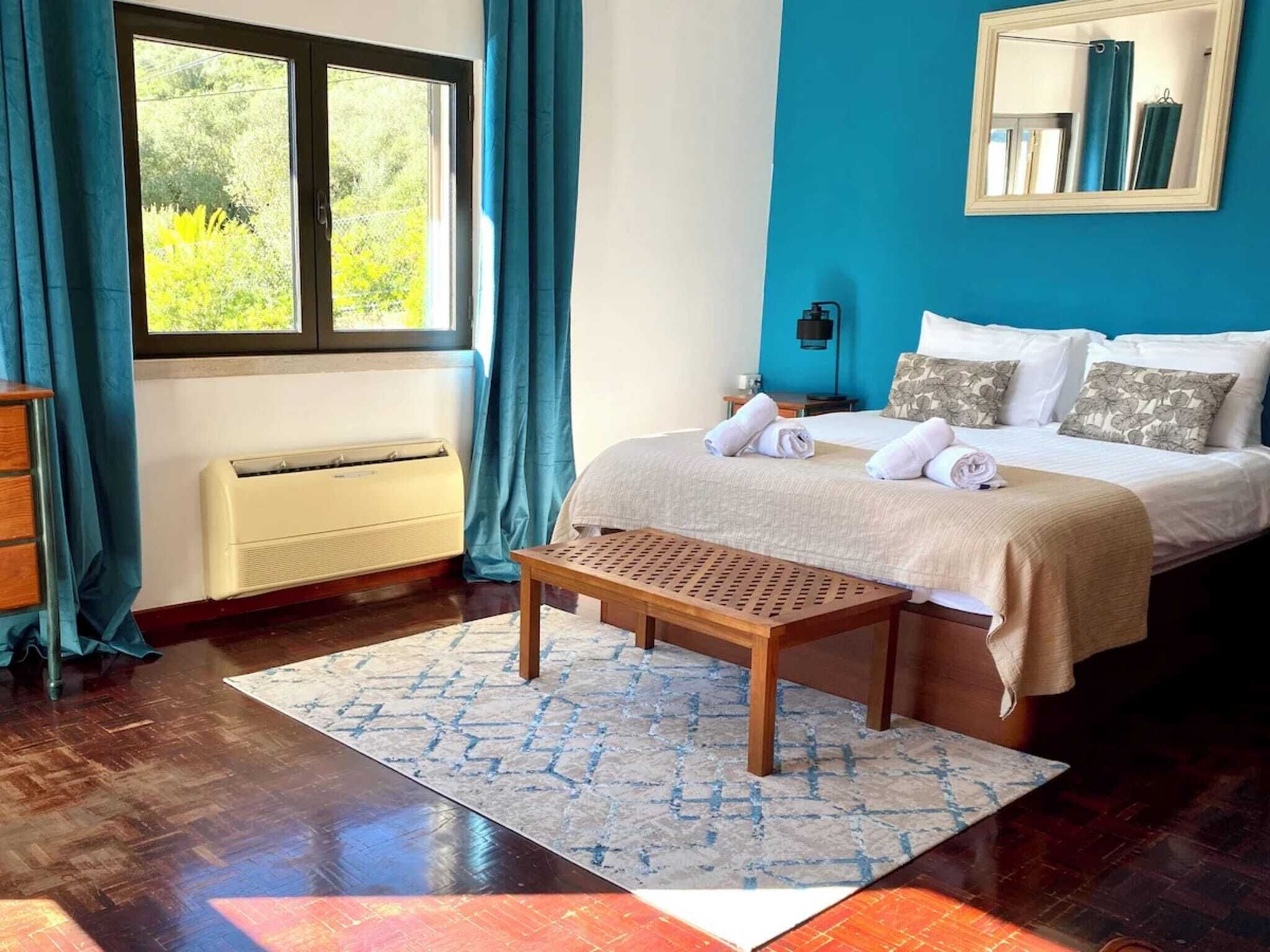 7 bedrooms, travel crib