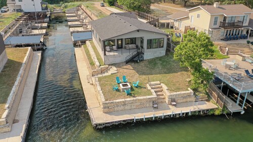City Escape - Lakefront + 2 Docks + Firepit +Fishing