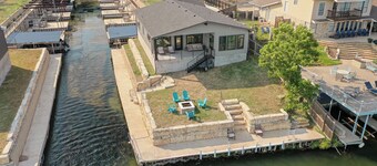 City Escape - Lakefront + 2 Docks + Firepit +Fishing