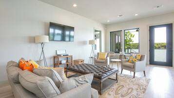 Smart TV, lareira, aparelho de som